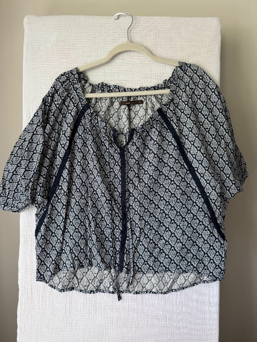 Women hazel cold shoulder blouse. Sz Lg - Blue and white